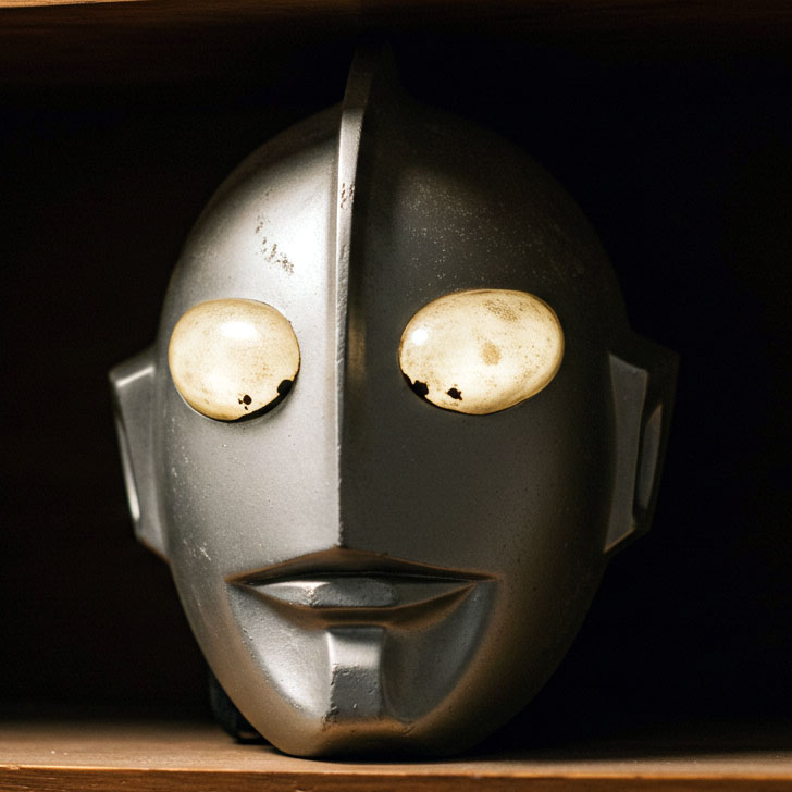 棚に置かれた昭和時代のウルトラマンのマスク